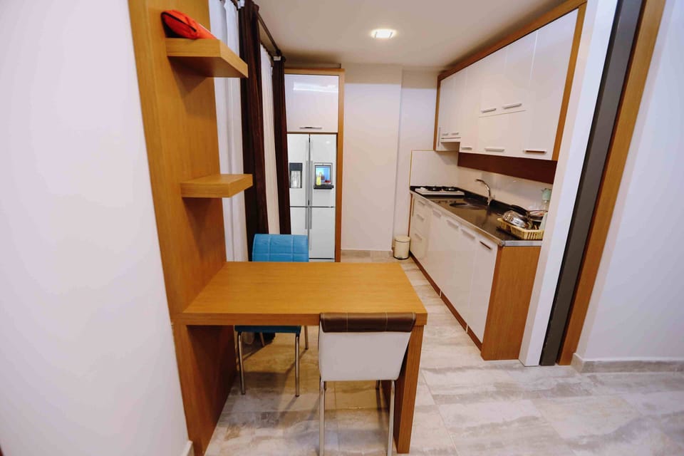 Full-size fridge, stovetop, cookware/dishes/utensils