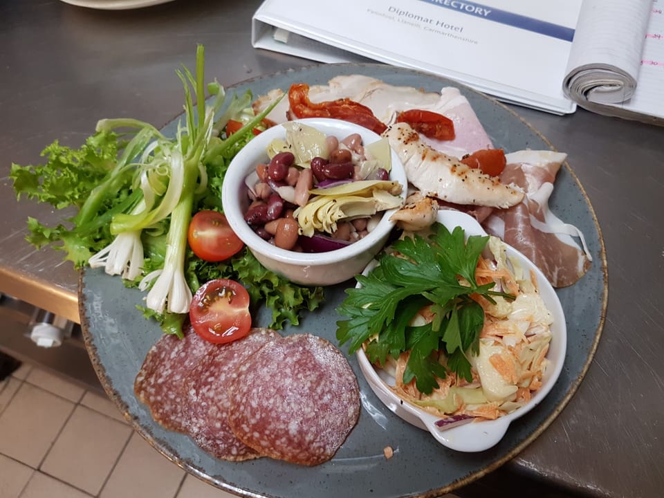 3 restaurants; breakfast, lunch, and dinner served