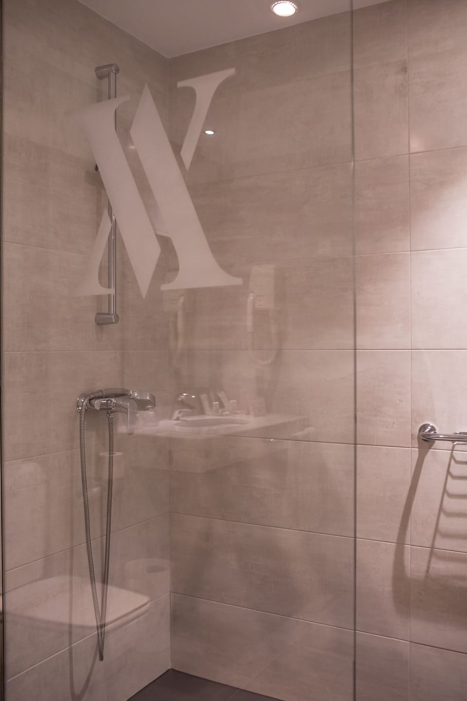Twin Room | Bathroom | Rainfall showerhead, free toiletries, hair dryer, bidet