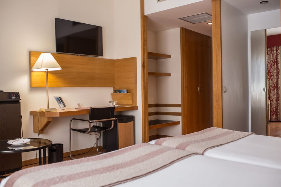 Twin Room | Premium bedding, minibar, in-room safe, desk