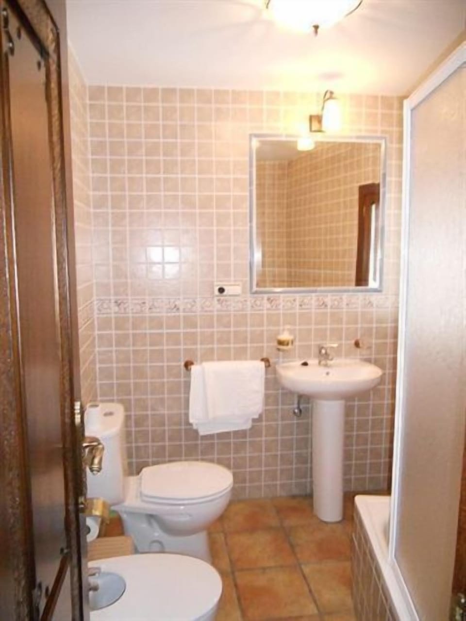 Standard Double Room | Bathroom | Bathtub, hair dryer, bidet, towels
