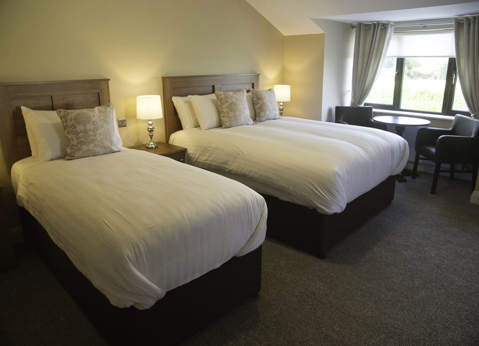 Triple Room, Multiple Beds, Ensuite | Egyptian cotton sheets, premium bedding, Select Comfort beds, desk
