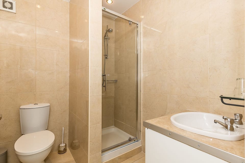 Double Room, Ensuite | Bathroom | Shower, hair dryer, towels
