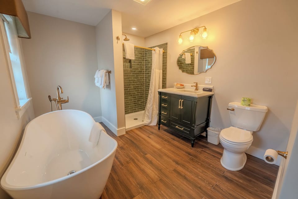 Superior Room, 1 King Bed | Bathroom | Shower, hair dryer, towels