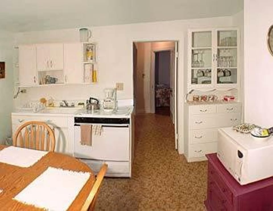Village Suites 2 | Private kitchen | Coffee/tea maker, fridge, microwave, oven