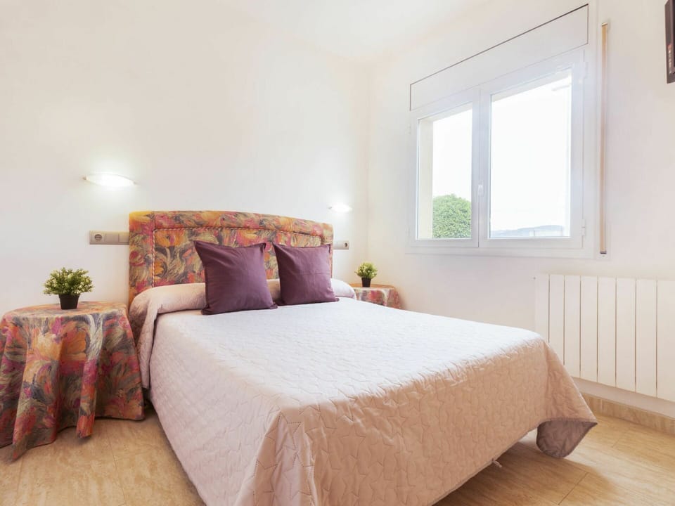 Window, Building, Plant, Comfort, Wood, Shade, Bed Frame, Pillow, Interior Design, Flooring