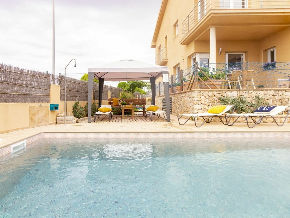 Water, Furniture, Property, Swimming Pool, Chair, Building, Azure, Plant, Sky, Outdoor Furniture