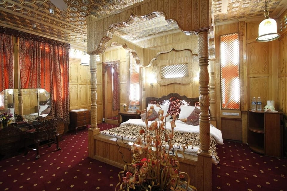 In-room safe, desk, WiFi (free), bed sheets