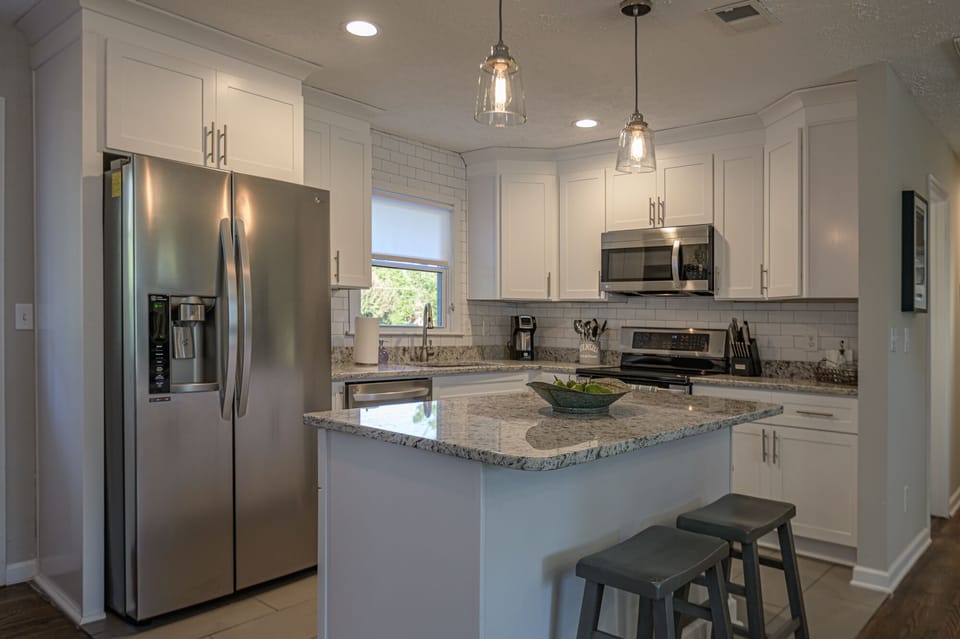Modern spacious remodeled eat in kitchen island.