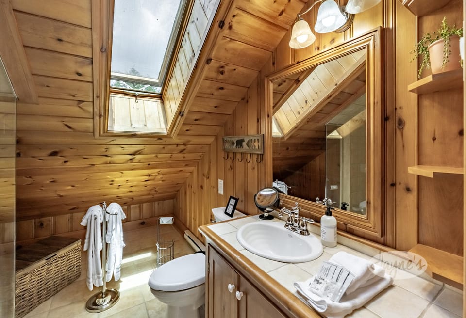 Primary Ensuite - Upper level Main Cottage