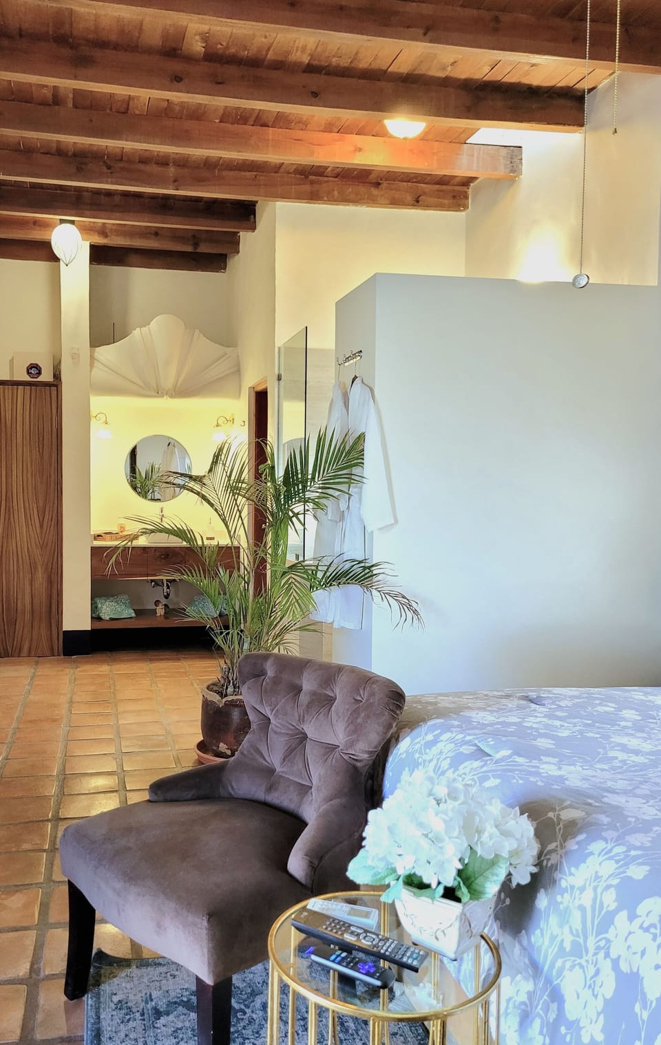 Suite Justina | Premium bedding, down comforters, individually decorated