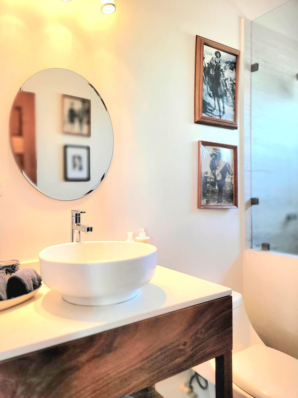 Suite Josefina | Bathroom | Shower, designer toiletries, towels, soap