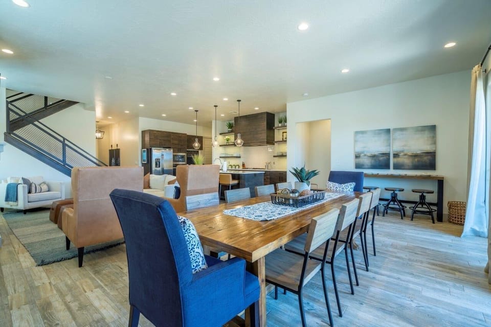 10-seat dining table with 4-seat bistro bar in the dining room