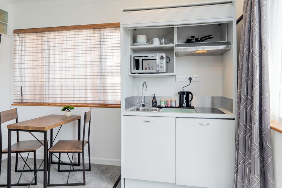 Kitchenette with microwave, hob, fridge & sink