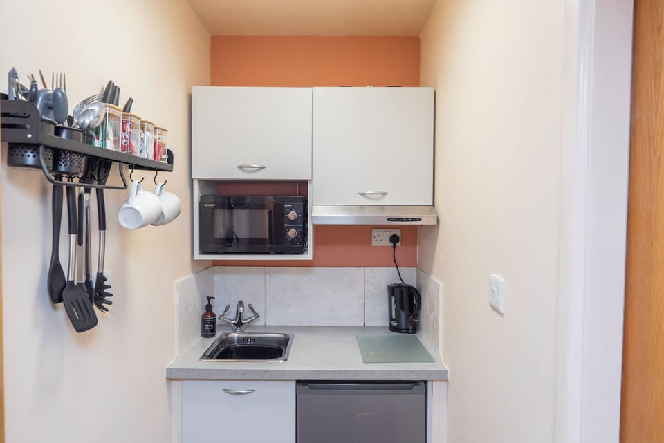 Kitchenette includes a fridge, microwave, plug-in hob and kettle