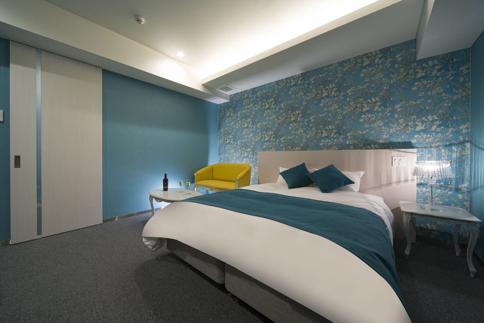 D Plan | Egyptian cotton sheets, premium bedding, desk, laptop workspace