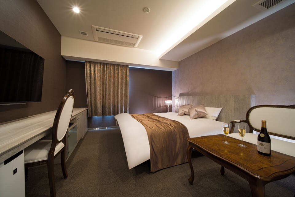 C Plan | Egyptian cotton sheets, premium bedding, desk, laptop workspace