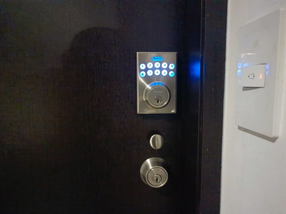 Apartamento estilo Americano,  la cocina a la entrada.