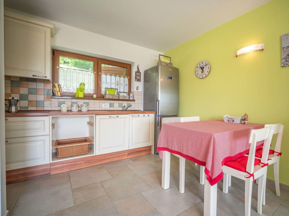 Room, Property, Furniture, Building, Real Estate, Floor, Kitchen, Interior Design, House, Table