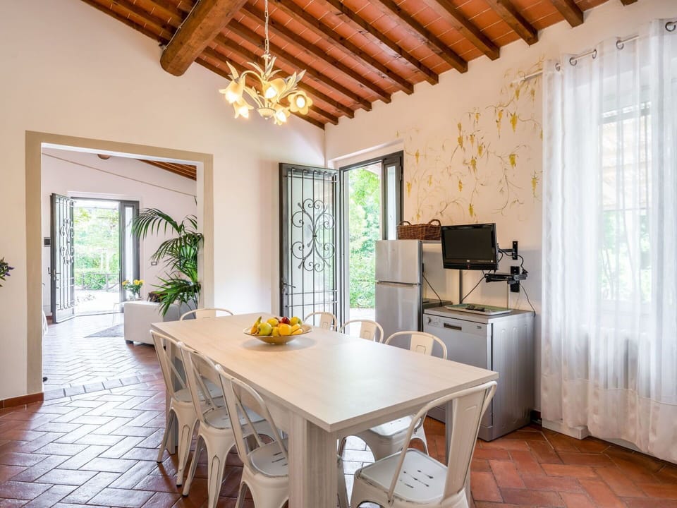 Room, Property, Furniture, Building, Interior Design, Ceiling, Floor, House, Dining Room, Table