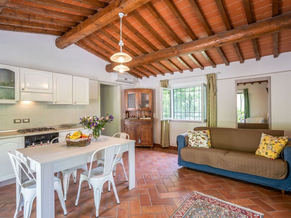 Room, Property, Furniture, Building, Living Room, Interior Design, Ceiling, Floor, House, Home