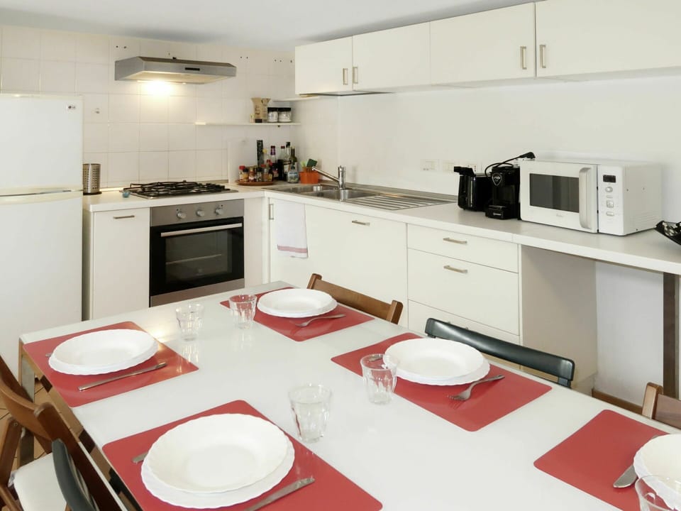 Room, Property, Kitchen, Countertop, Furniture, Building, Interior Design, House, Floor, Kitchen Stove