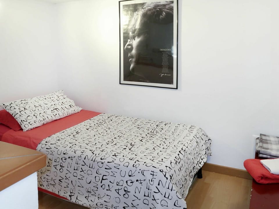 Bedroom, Bed, Room, Furniture, Bed Sheet, Bedding, Property, Bed Frame, Interior Design, Wall
