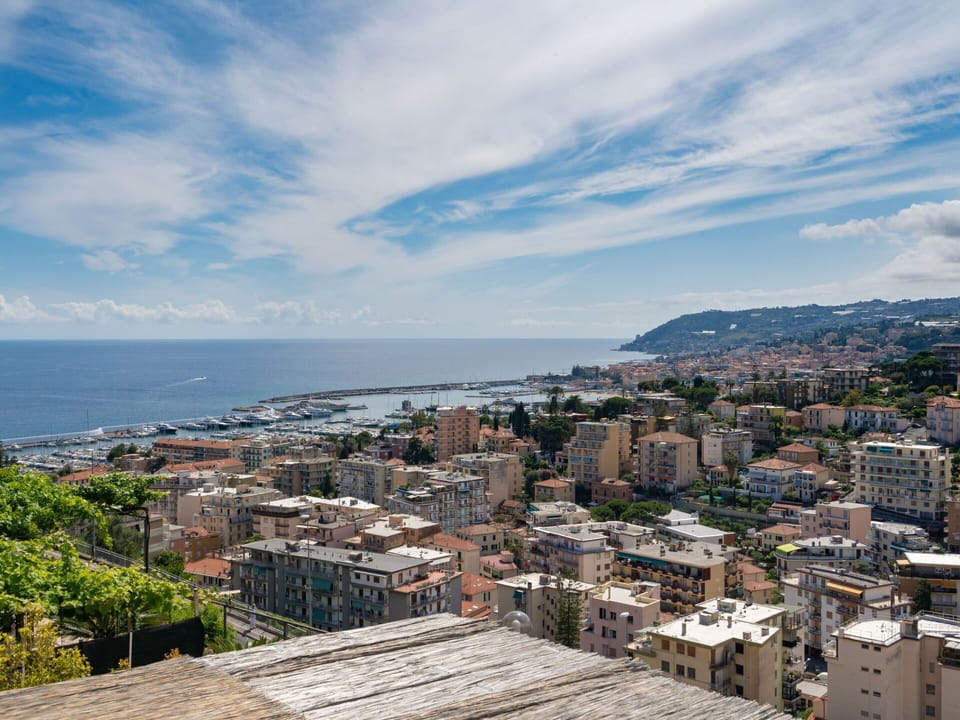 Sky, Town, City, Urban Area, Daytime, Sea, Human Settlement, Tourism, Coast, Cloud
