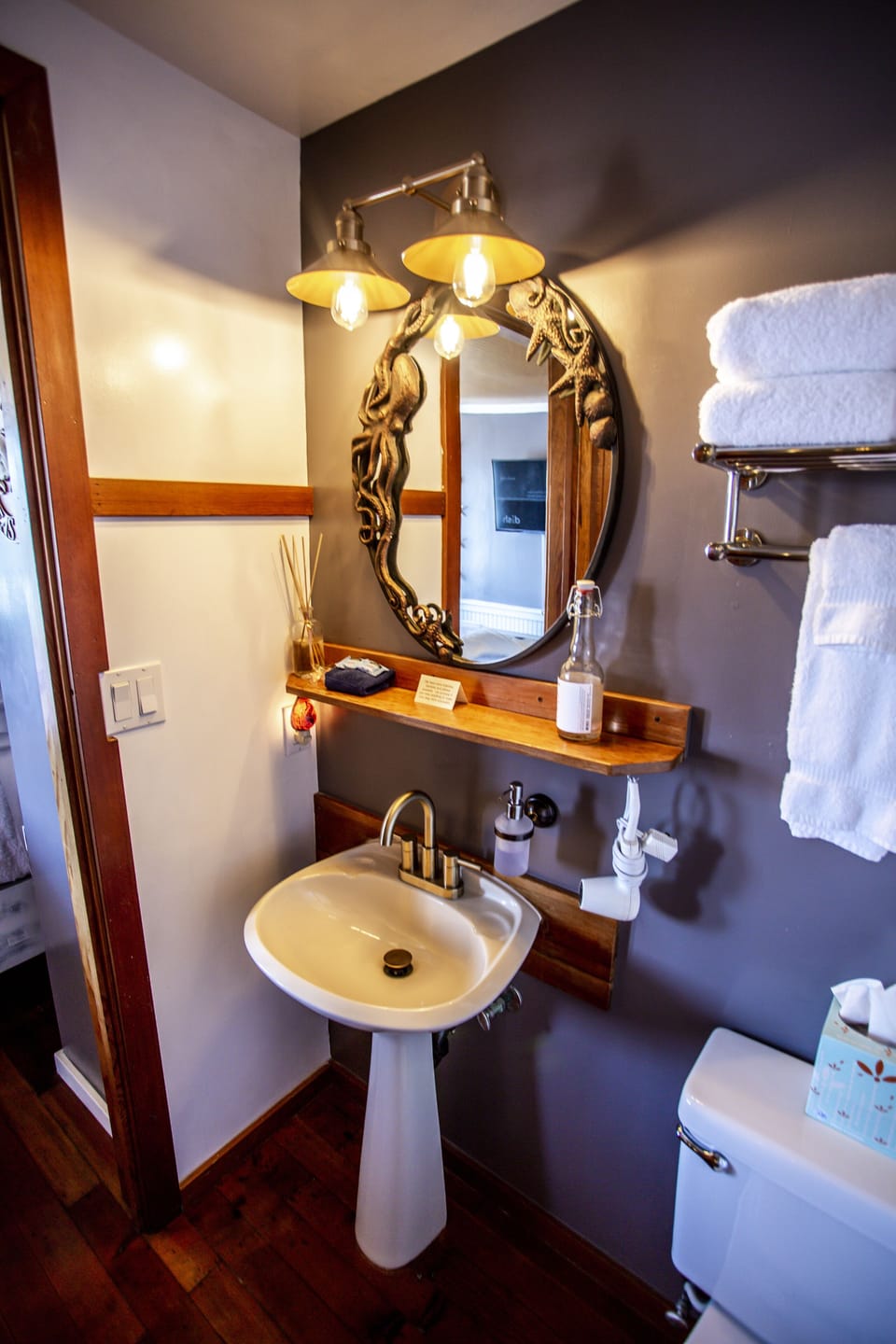 Deluxe Double Room (Stateroom 5) | Bathroom sink