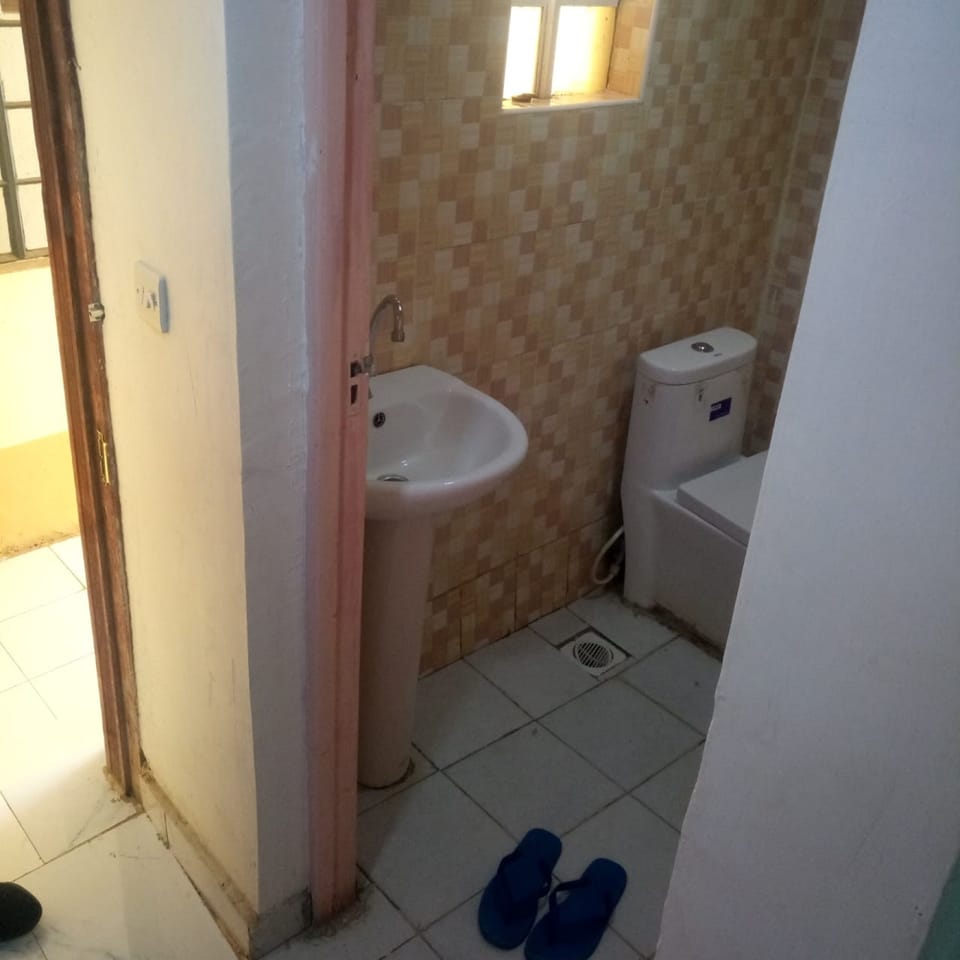 Double Room | Bathroom | Shower, rainfall showerhead, towels