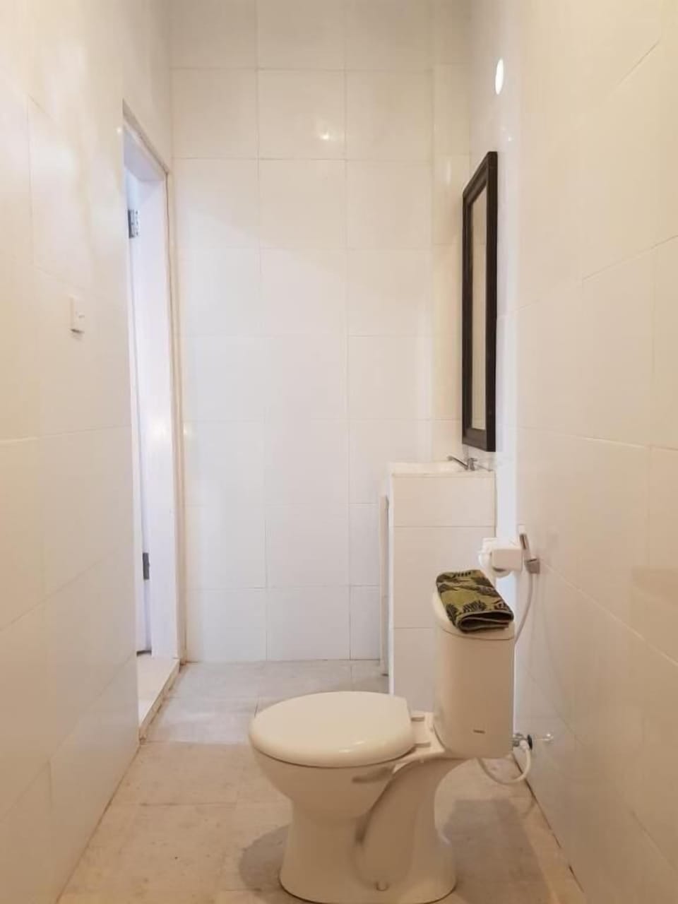 Shower, free toiletries, towels