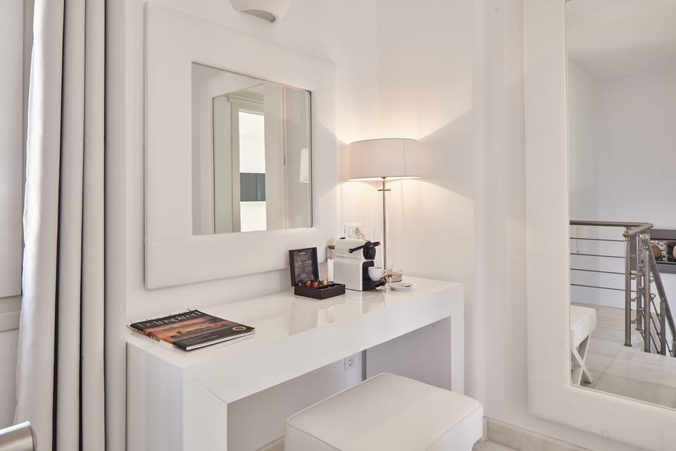 Signature Suite, Sea View (Outdoor Jet Tub) | Hypo-allergenic bedding, minibar, in-room safe, individually decorated