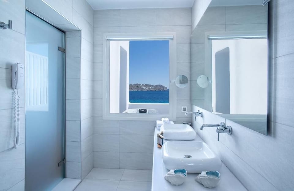 Signature Suite, Sea View (Outdoor Jet Tub) | Bathroom | Shower, rainfall showerhead, designer toiletries, hair dryer