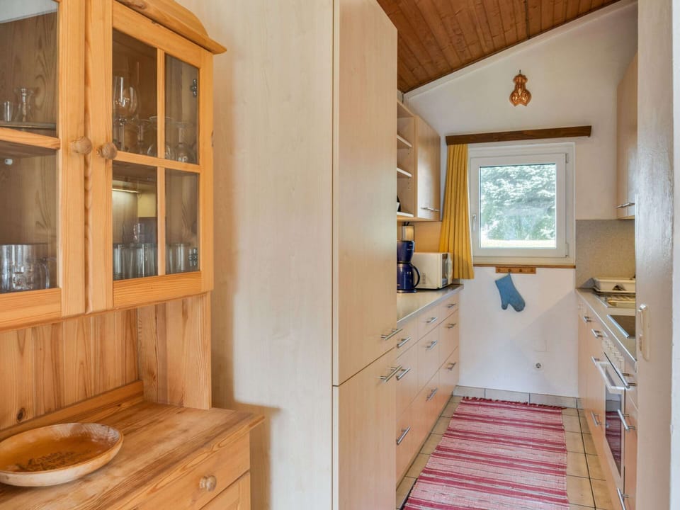 Chalet | Private kitchen | Electric kettle, toaster, cookware/dishes/utensils, dining tables