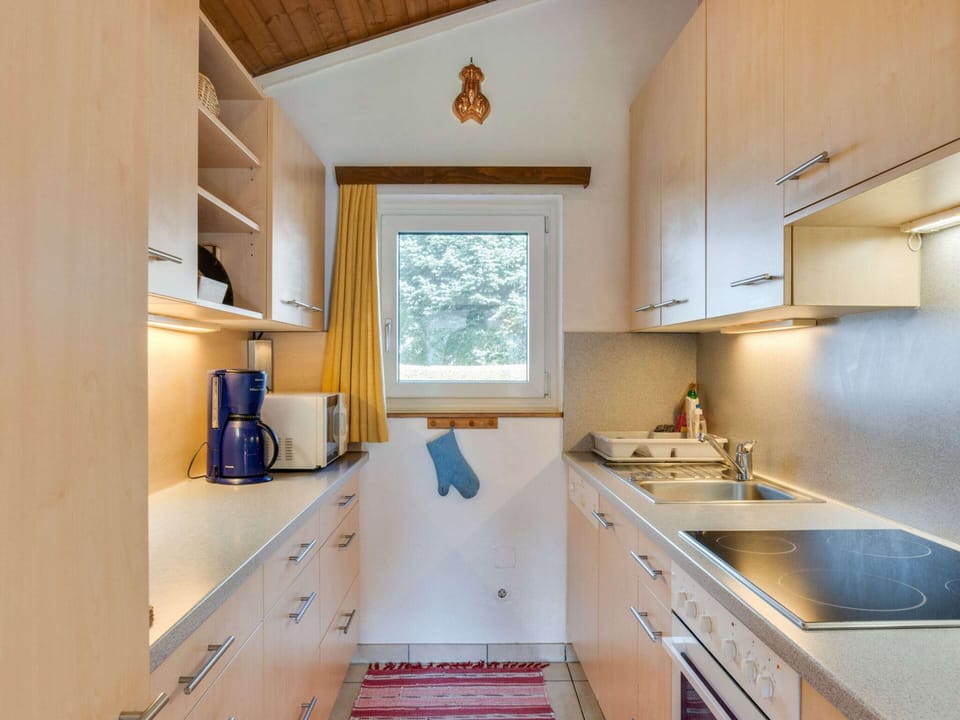 Chalet | Private kitchen | Electric kettle, toaster, cookware/dishes/utensils, dining tables