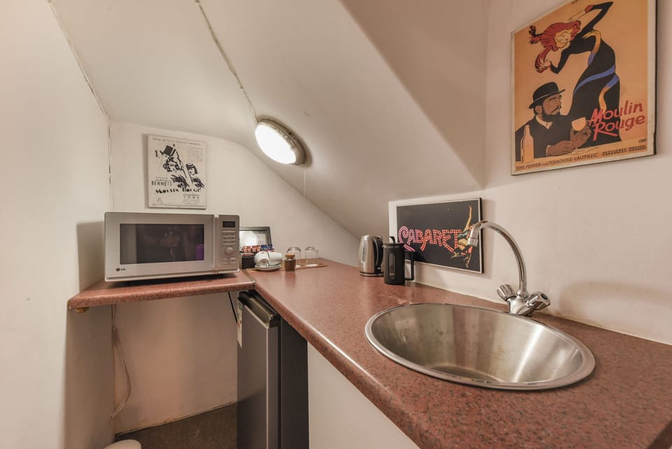 Deluxe Rooms | Private kitchenette | Fridge, microwave, coffee/tea maker, electric kettle