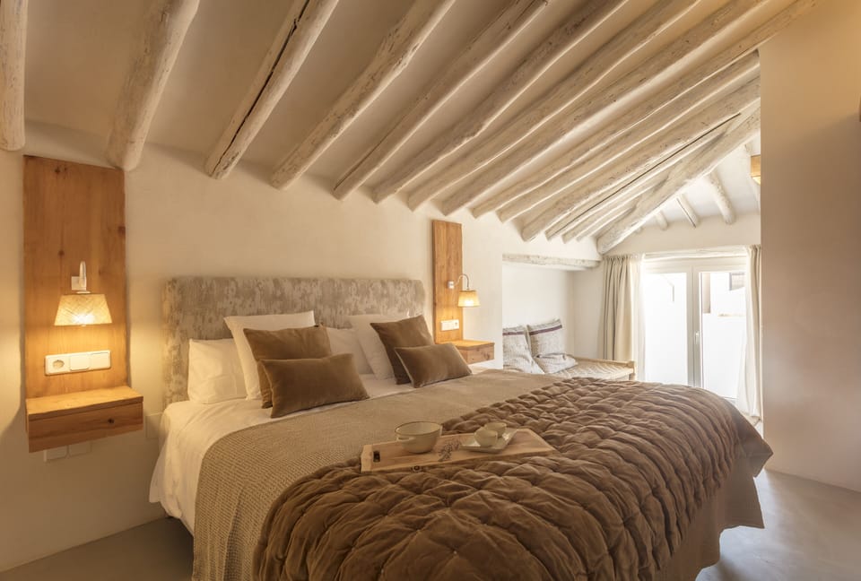Classic Double Room | In-room safe, soundproofing, iron/ironing board, WiFi (free)