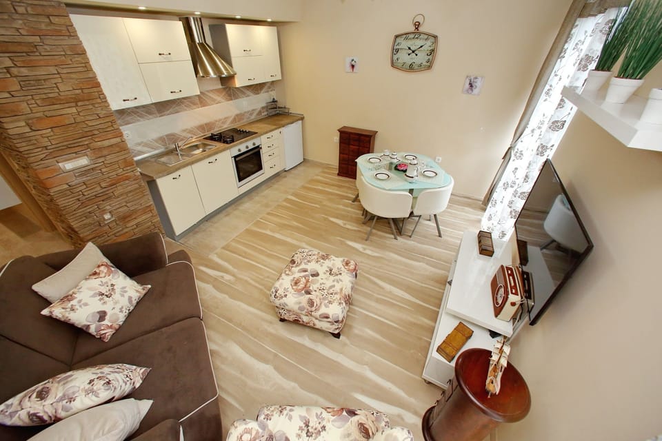 Apartment, 2 Bedrooms | Living area