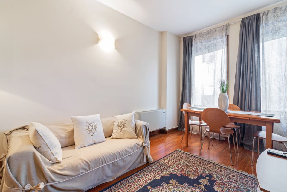 Studio | Living room | Flat-screen TV