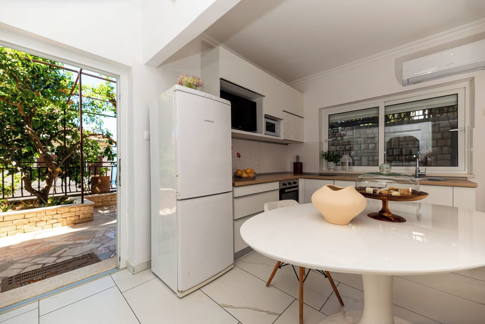 Apartment, 2 Bedrooms, Smoking, Balcony | Interior