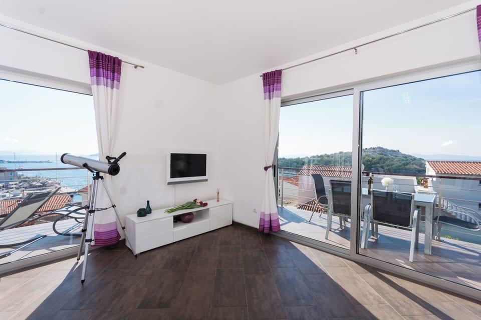 House, 4 Bedrooms, Smoking, Balcony | Interior