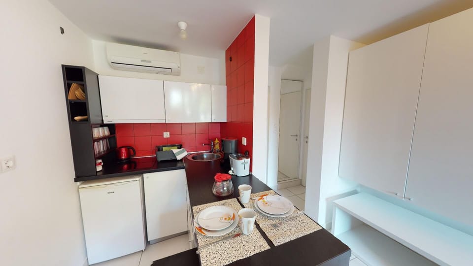 Studio, Balcony, Garden View | Private kitchen