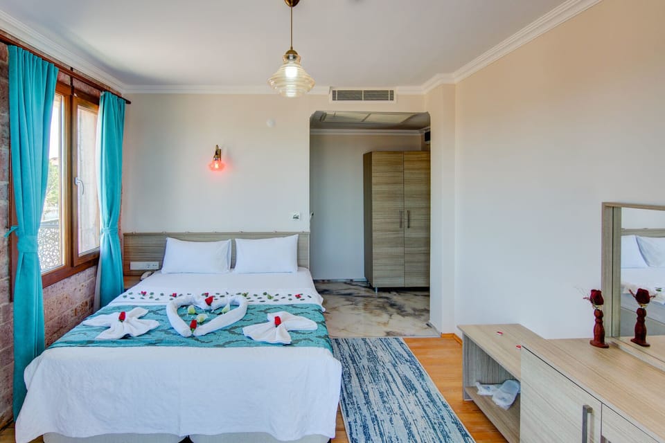 Standard Room, 1 Queen Bed, Balcony, Courtyard View | Premium bedding, minibar, free WiFi
