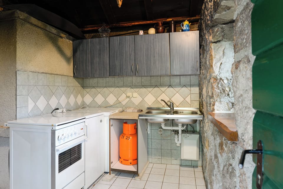House, 1 Bedroom, Balcony, Garden View | Private kitchen