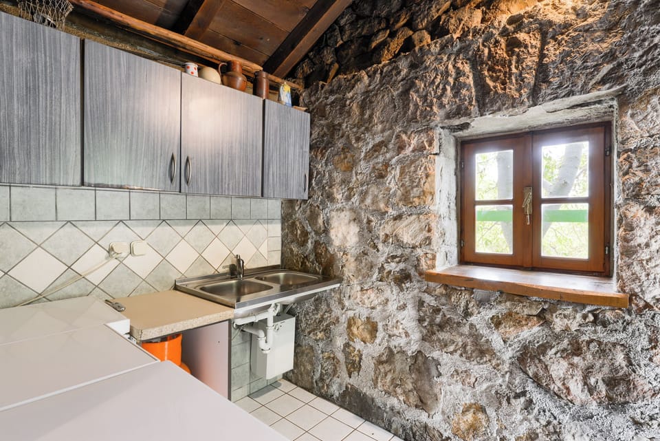 House, 1 Bedroom, Balcony, Garden View | Private kitchen