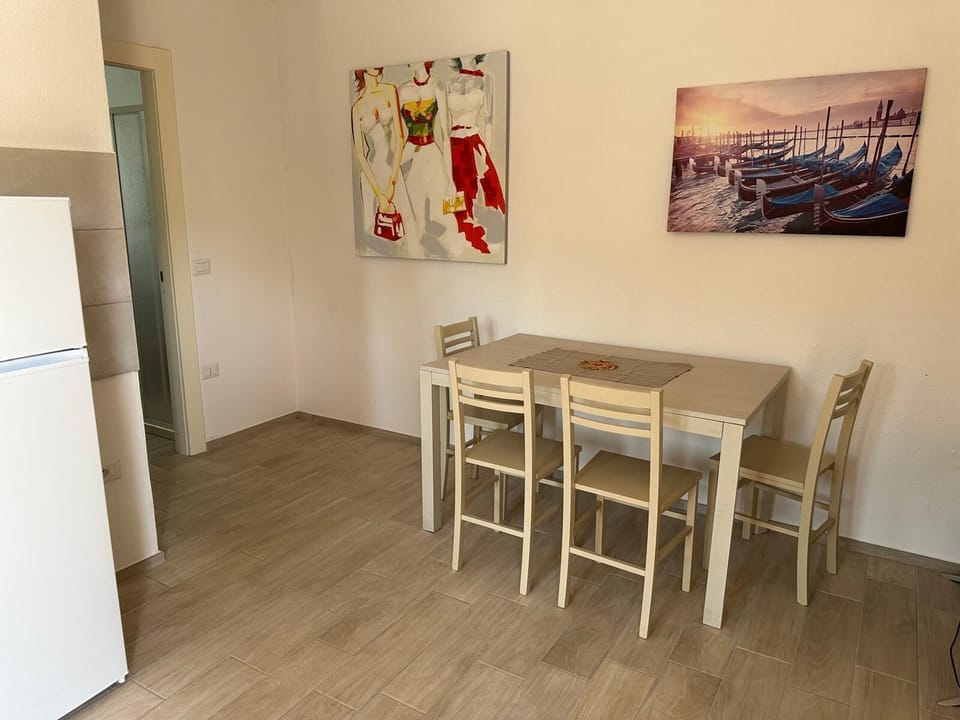 Apartment, 3 Bedrooms | Dining room