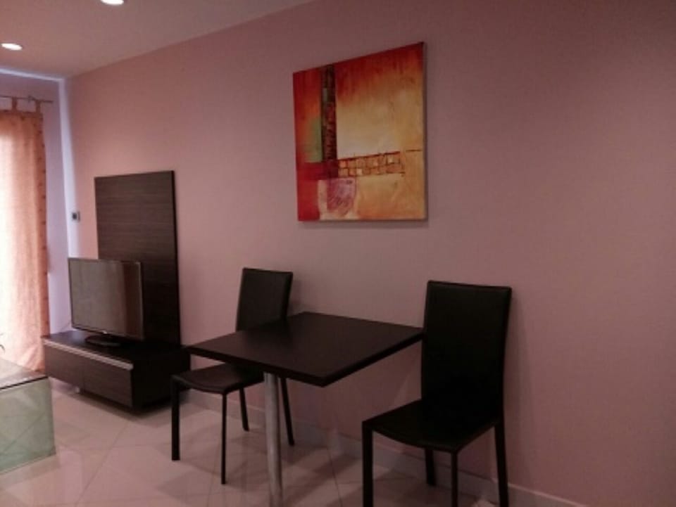 Condo, 1 Bedroom, Smoking, Balcony | Dining