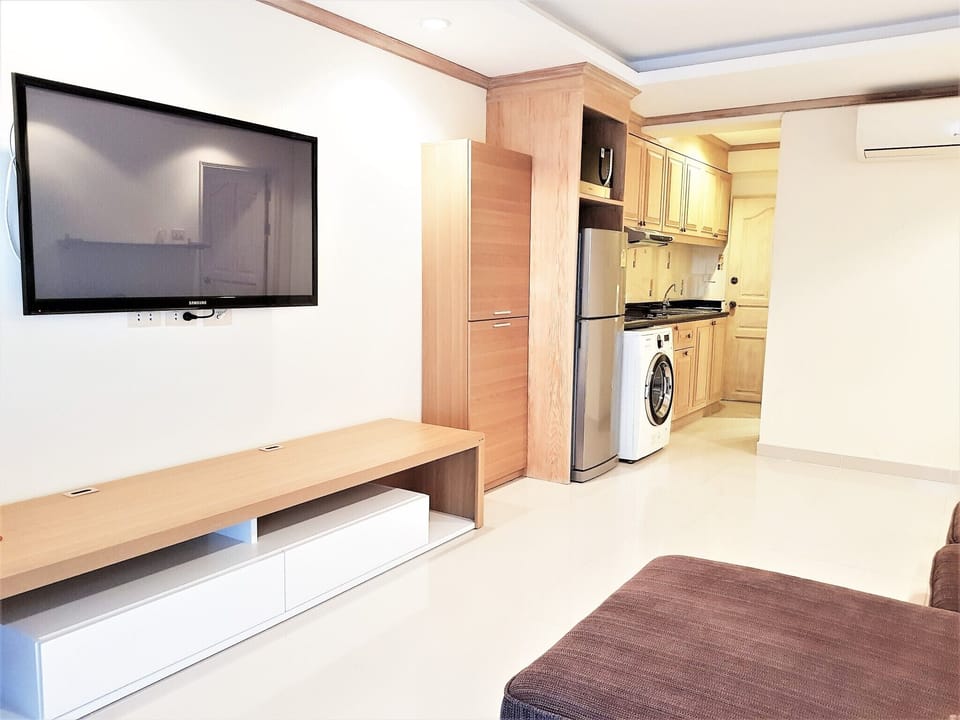 Room, 1 Bedroom, Smoking, Balcony | Living area