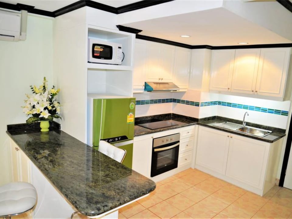 Apartment, 1 Bedroom, Smoking, Balcony | Dining