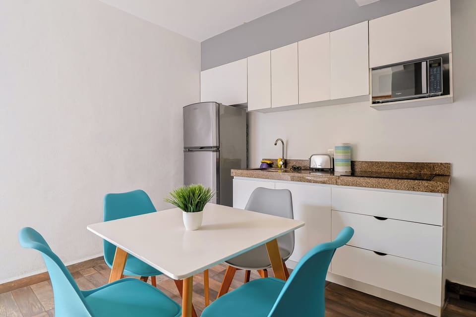 Junior Suite | Private kitchen | Microwave, griddle, cookware/dishes/utensils